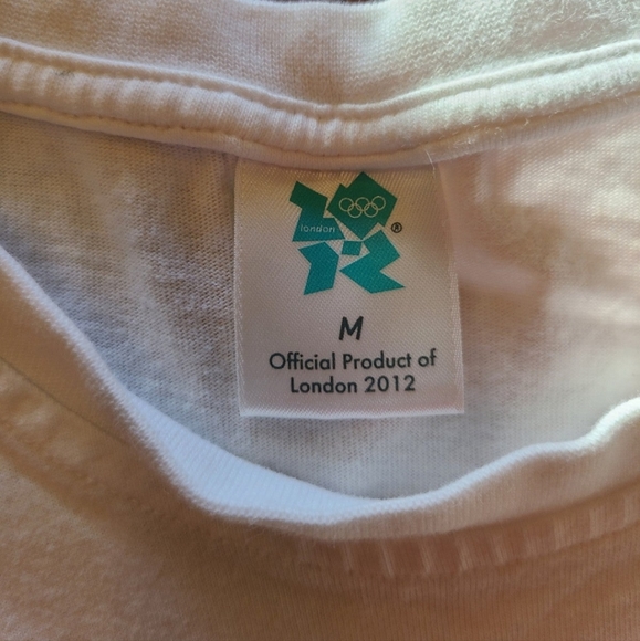 🤍 Vintage 2012 Graphic Tee Shirt - Picture 2 of 2